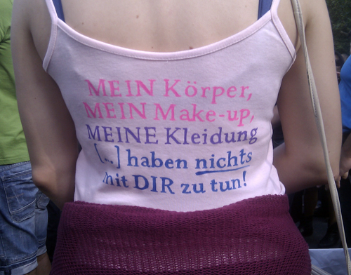 Shirt-Spruch: "MEIN Körper, MEIN Make-up, MEINE Kleidung [...] haben nichts mit DIR zu tun!" © »Paula«